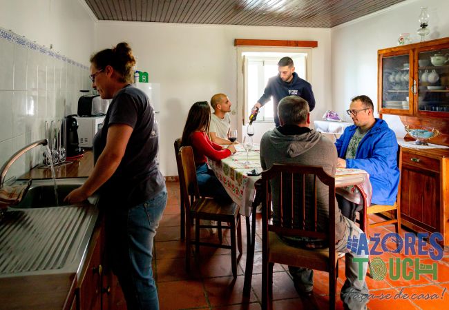 Quarto em Lajes - Hospedaria Casa D'Avó Quarto 1 - Triplo Quarto em Lajes - Hospedaria Casa D'Avó Quarto 1 - Triplo